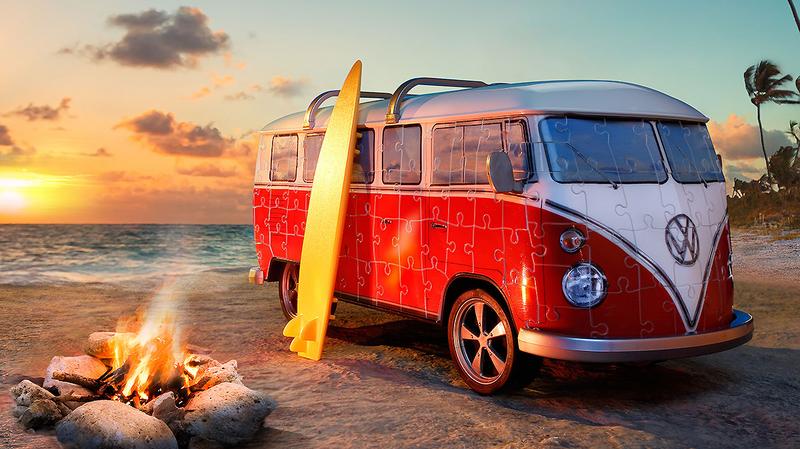 3D-Puzzle Ein roter VW-Bus steht am Strand mit einem Surfbrett, während die Sonne am Horizont untergeht. In der Nähe brennt ein Lagerfeuer, und die Wellen des Meeres sind im Hintergrund zu sehen.