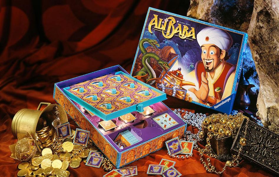 Gesellschaftsspiel Ali Baba Ein Spielbrettspiel mit dem Titel "Ali Baba" liegt geöffnet auf einem roten Samttuch. Darum verstreut befinden sich goldene Münzen, Spielkarten und eine Schatztruhe. Die Verpackung zeigt eine cartoonartige Figur eines Mannes mit einem Turban und Schätzen im Hintergrund.