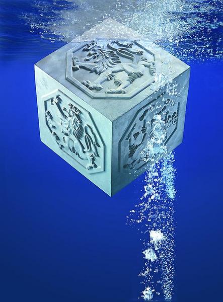 Ein unter Wasser schwebender, gravierter Würfel mit sechseckiger Form. Blasen steigen um ihn herum auf, während der Würfel in einem strahlend blauen Wasser schwebt und Details von Löwen und anderen Figuren zeigt.
