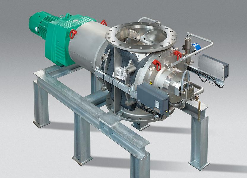 Schuettgutschleuse Eine industrielle Maschine, vermutlich eine Pumpe oder Kompressor, die auf einem stabilen Metallgestell montiert ist. Sie besteht aus einem Metallgehäuse mit verschiedenen Anbauteilen und einer grünen Motorenkomponente. Der Hintergrund ist grau.