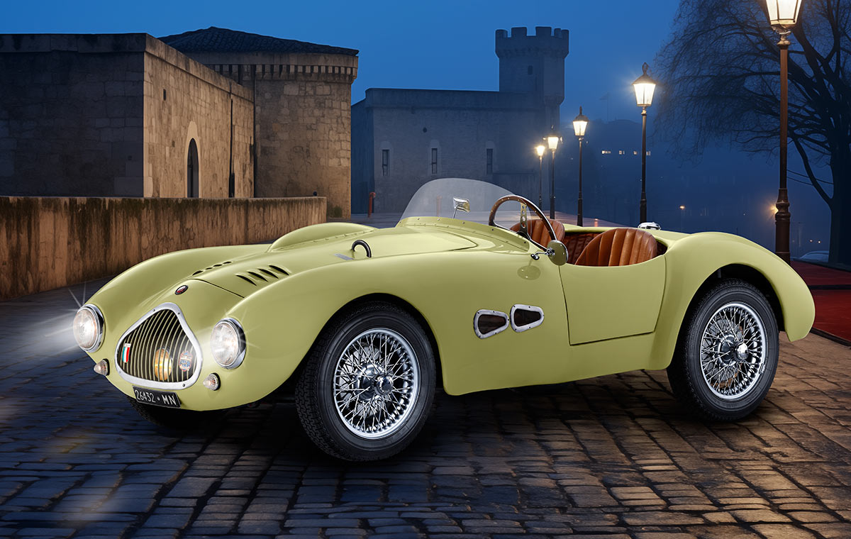 FIAT 500 Graziani MM Front Ein klassisches, hellgelbes Sportauto mit runden Scheinwerfern und einer offenen Karosserie steht auf einem gepflasterten Platz bei Dämmerung. Im Hintergrund sind Straßenlaternen und eine alte Gebäudeansicht zu sehen.