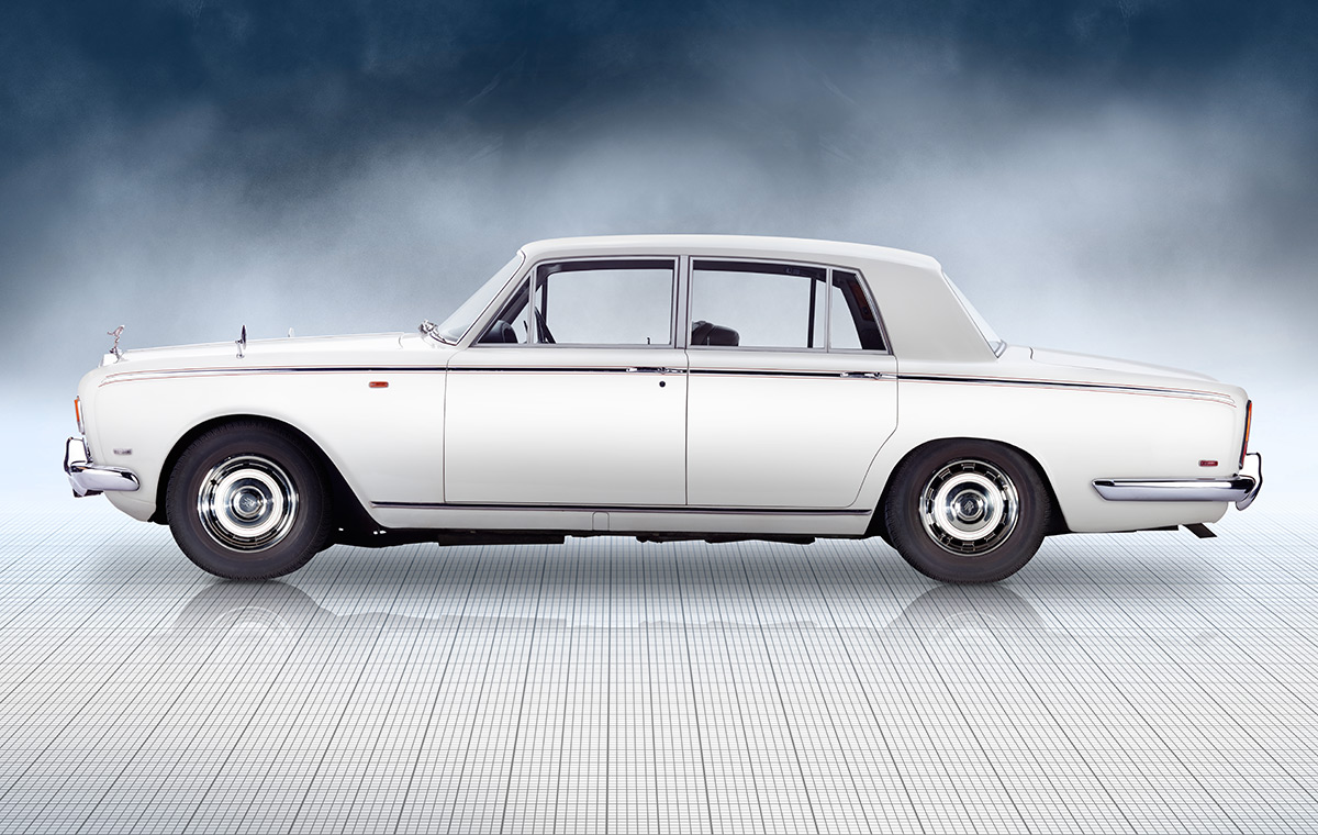 Rolls Royce Silver Shadow Seite Ein elegantes, weißes Auto im Retro-Stil, das von der Seite präsentiert wird. Das Fahrzeug hat eine klassische Limousinenform mit einem langen Radstand und ist auf einem grafischen, hellen Hintergrund abgebildet.