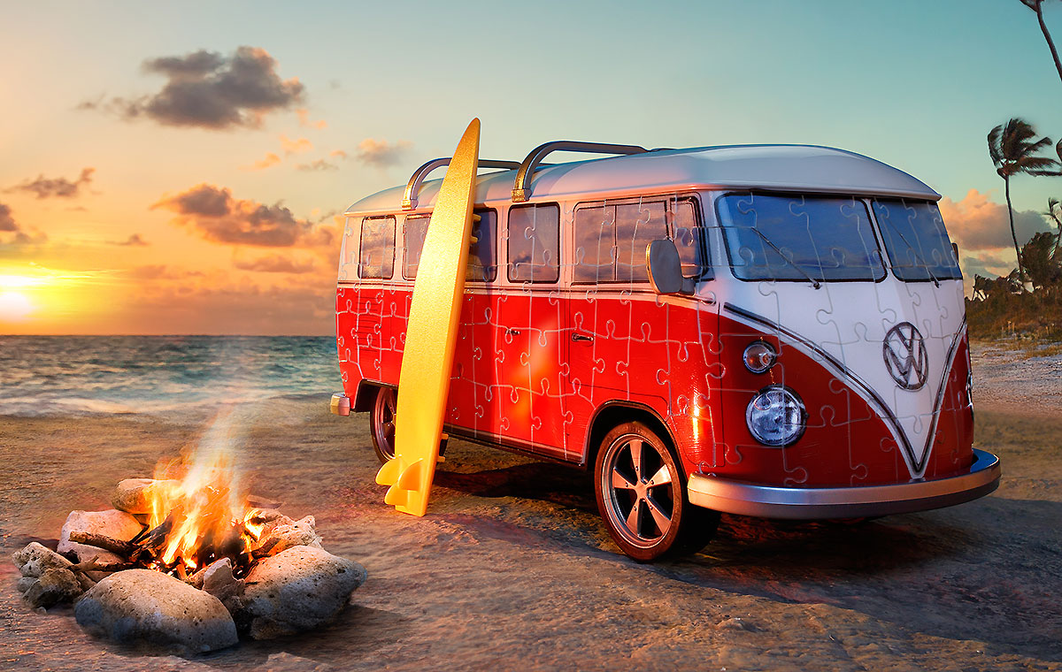 3D-Puzzle Ein roter VW-Bus steht am Strand mit einem Surfbrett, während die Sonne am Horizont untergeht. In der Nähe brennt ein Lagerfeuer, und die Wellen des Meeres sind im Hintergrund zu sehen.