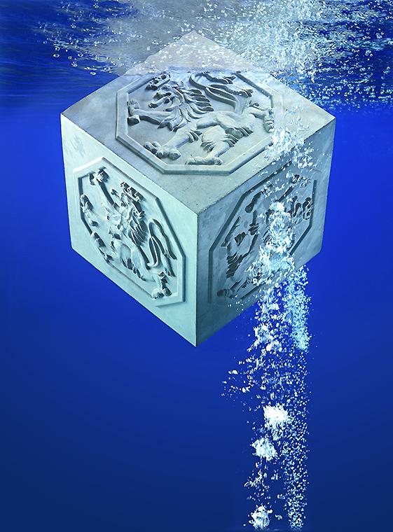 Ein unter Wasser schwebender, gravierter Würfel mit sechseckiger Form. Blasen steigen um ihn herum auf, während der Würfel in einem strahlend blauen Wasser schwebt und Details von Löwen und anderen Figuren zeigt.