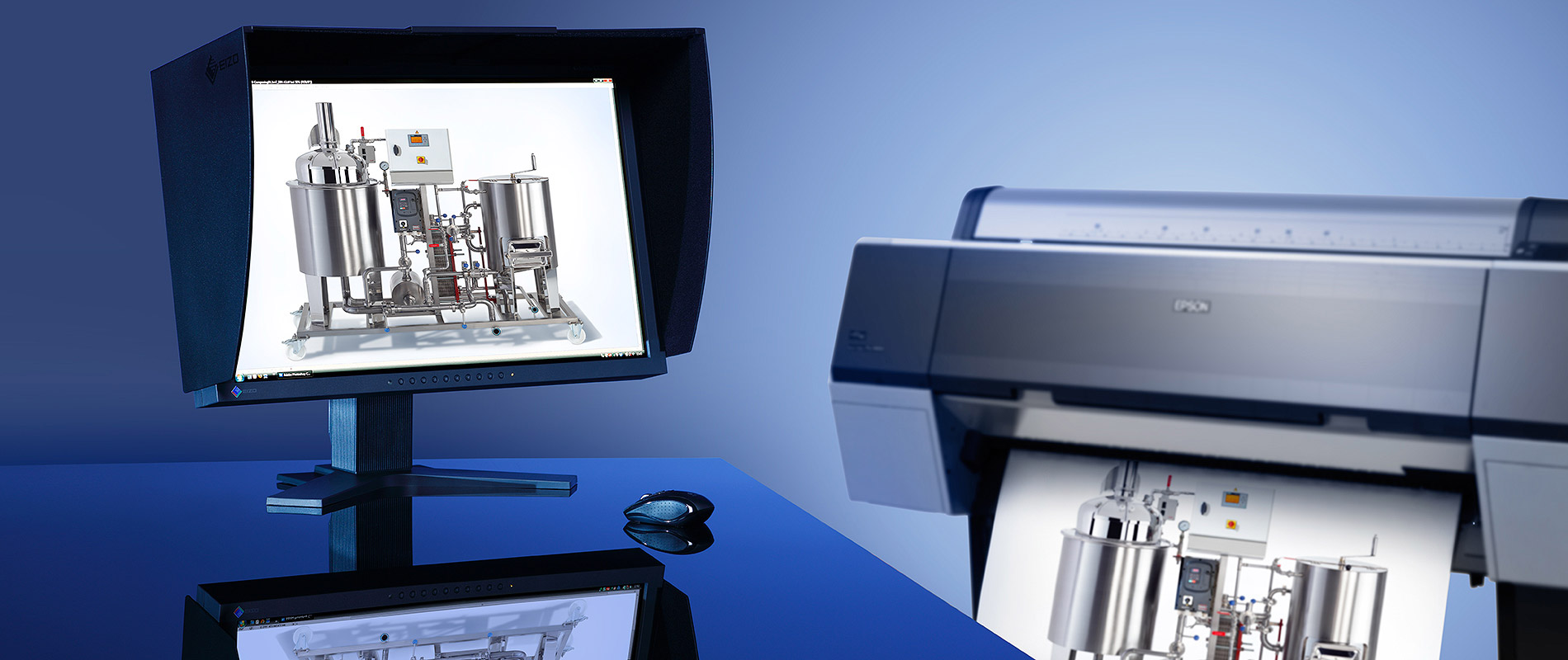 Bildbearbeitung Ein Computerbildschirm zeigt eine technische Zeichnung von Anlagen. Rechts befindet sich ein Drucker, aus dem das Bild ausgedruckt wird. Der Hintergrund ist in Blautönen gehalten.