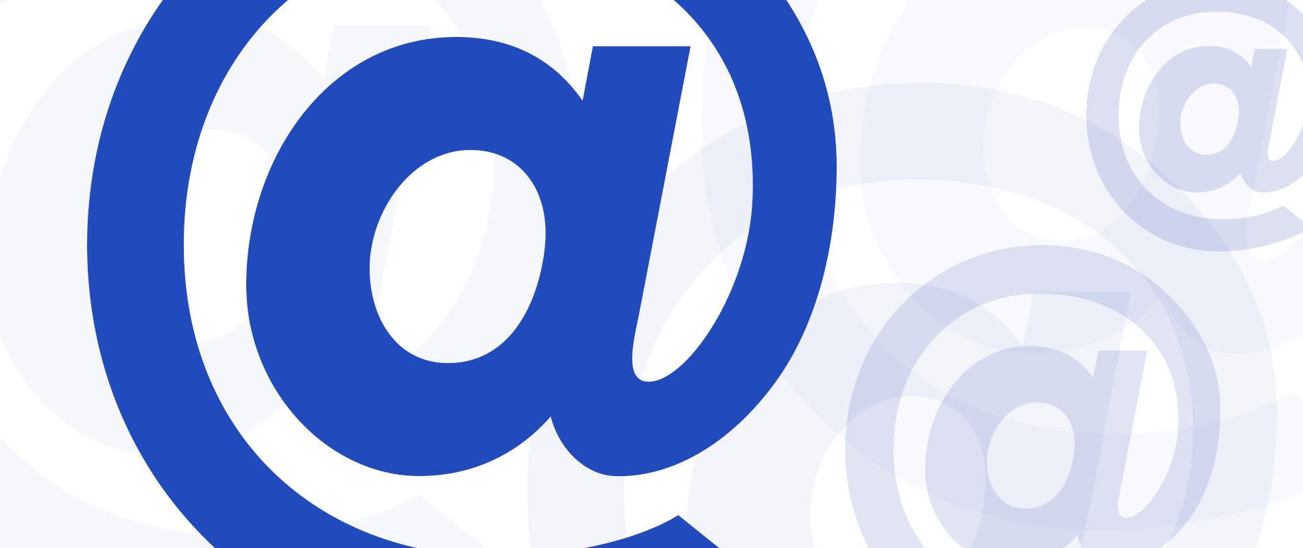 Homepages Blaues @-Symbol auf hellem Hintergrund mit verschiedenen weiteren @-Symbolen im Hintergrund.