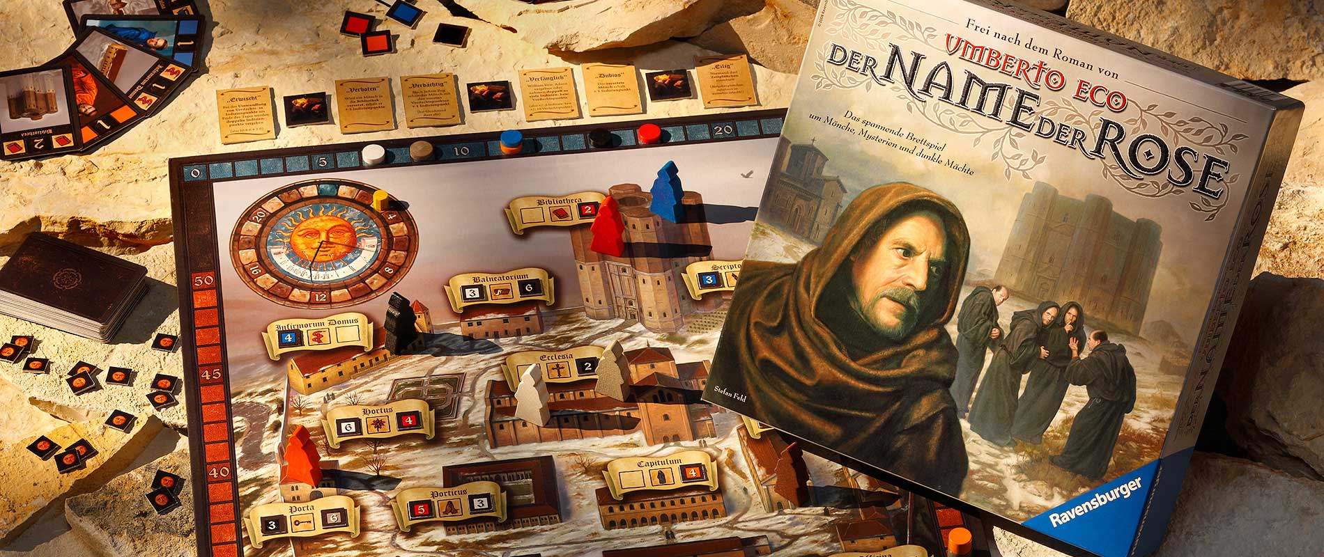 Der Name der Rose Ein Brettspiel mit dem Titel "Der Name der Rose" von Umberto Eco, das auf einem Tisch liegt. Im Hintergrund sind Spielsteine und Karten verteilt. Die Schachtel des Spiels zeigt eine historische Szene mit Figuren in mittelalterlicher Kleidung.