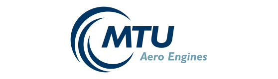 Logo der MTU Aero Engines mit dem Schriftzug "MTU" in blauen Großbuchstaben und "Aero Engines" in hellblau darunter. Es sind auch grafische Elemente in Form von geschwungenen Linien vorhanden.