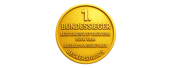 Goldmedaille mit der Aufschrift "1. BUNDESSIEGER", darunter "LEISTUNGSWETTBEWERB HWK ULM" und "AUSBILDUNGSBETRIEB BECKERSTUDIOS".