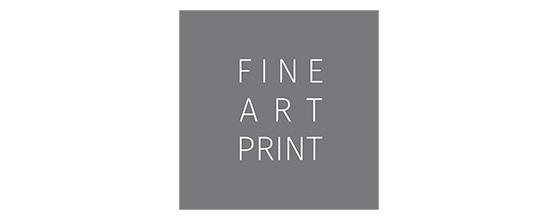 Logo mit dem Text "FINE ART PRINT" in weißer Schrift auf grauem Hintergrund.