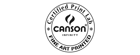 Logo von Canson Infinity, das ein zertifiziertes Drucklabor kennzeichnet. Es zeigt den Schriftzug "Certified Print Lab" und "FINE ART PRINTED" in Kreisform, umgeben von einem geschwungenen Symbol.